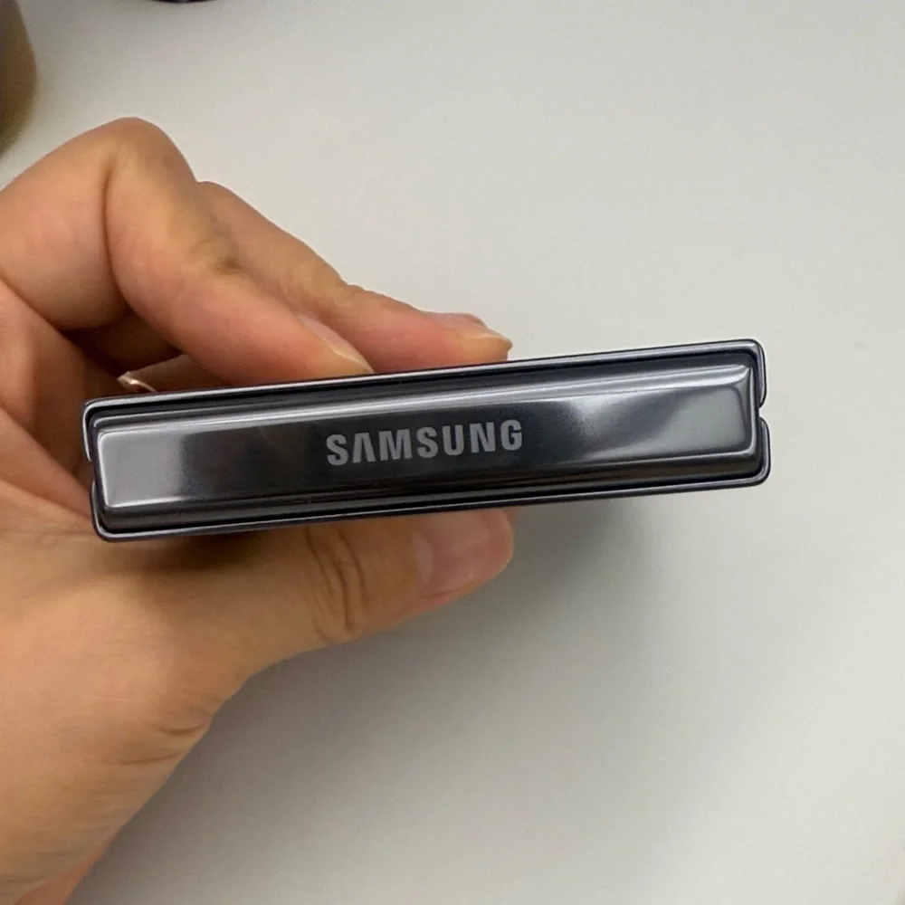 Samsung Compact Black Device